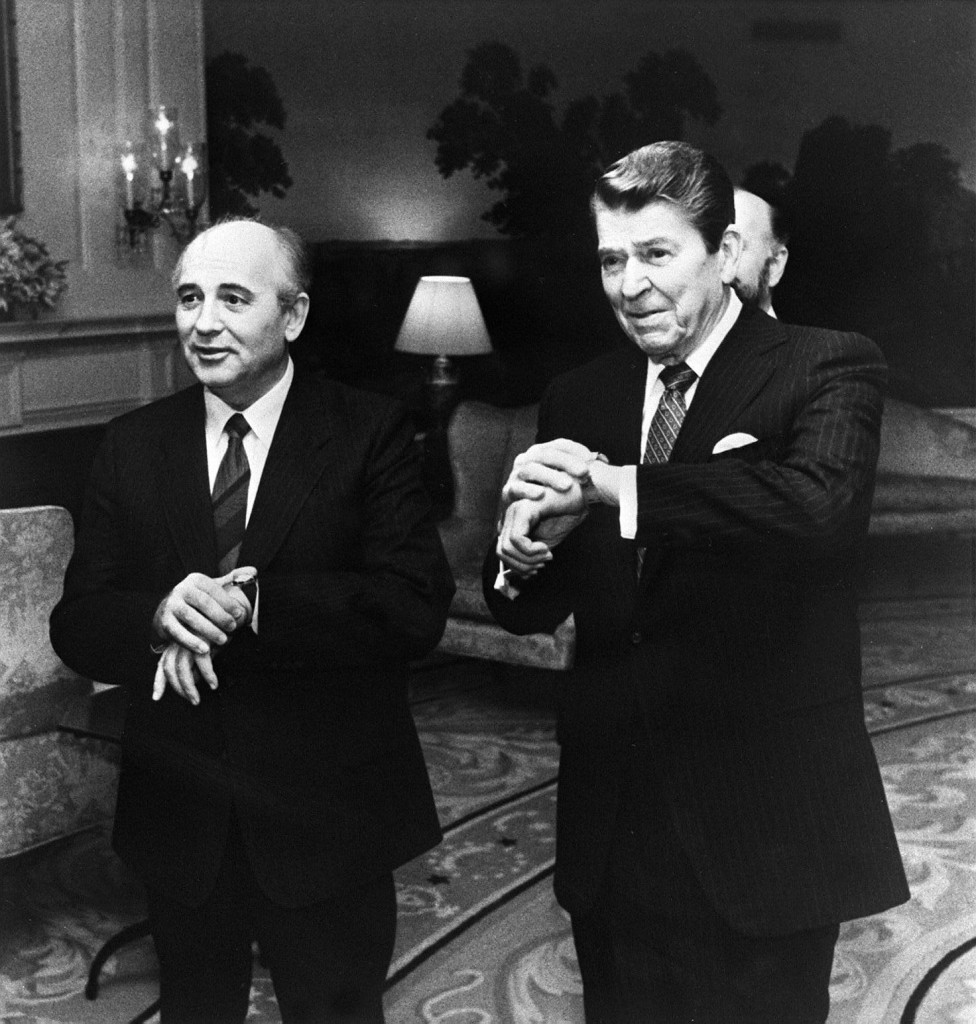 Esta foto de archivo de la Casa Blanca fechada el 09 de diciembre de de 1987 muestra el entonces presidente estadounidense Ronald Reagan que controla el tiempo con el líder soviético Mikhail Gorbachov.