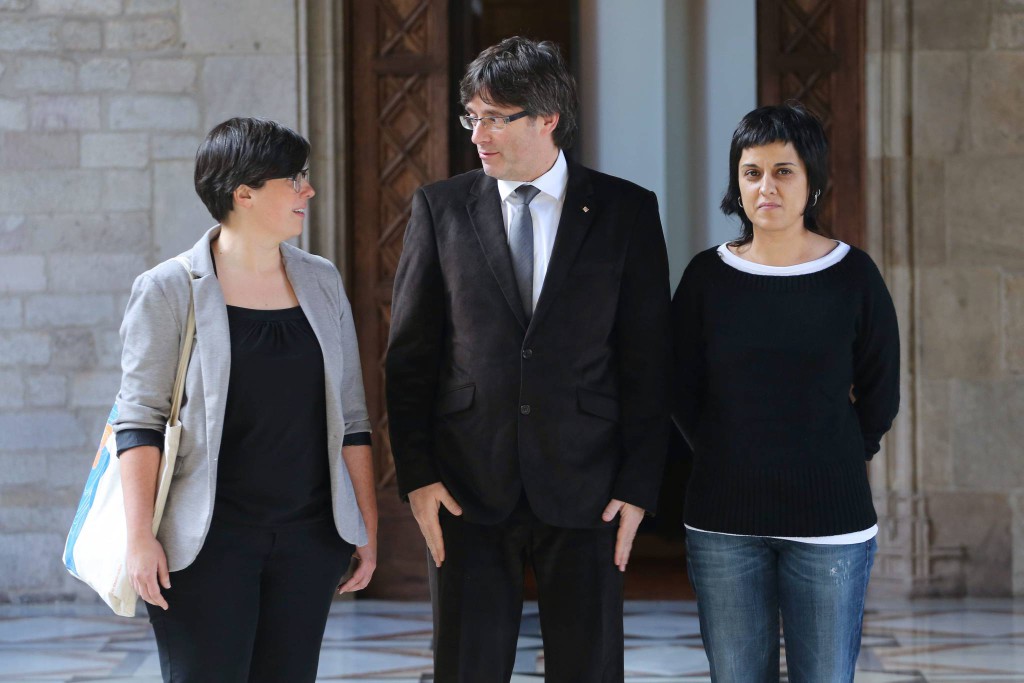 Foto del president Puigdemont amb les representants de la CUP. Autor: Rubén Moren