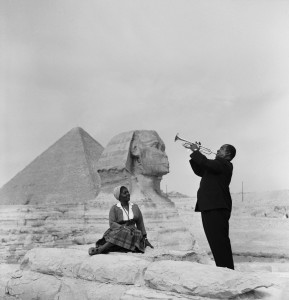 Louis Armstrong toca para su esposa delante de la Esfinge en 1961.