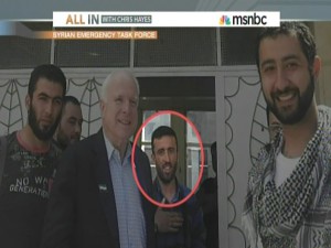 McCain junto a varios líderes del Estado Islámico, entre ellos Mohamad Nur (rostro circulado), también conocido como Ibrahim al Badri, Abu Dua, Abu Bakr al Bagdadi, y más recientemente Califa Ibrahim del Estado Islámico.