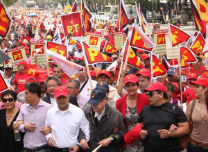 Manifestación con banderas PT