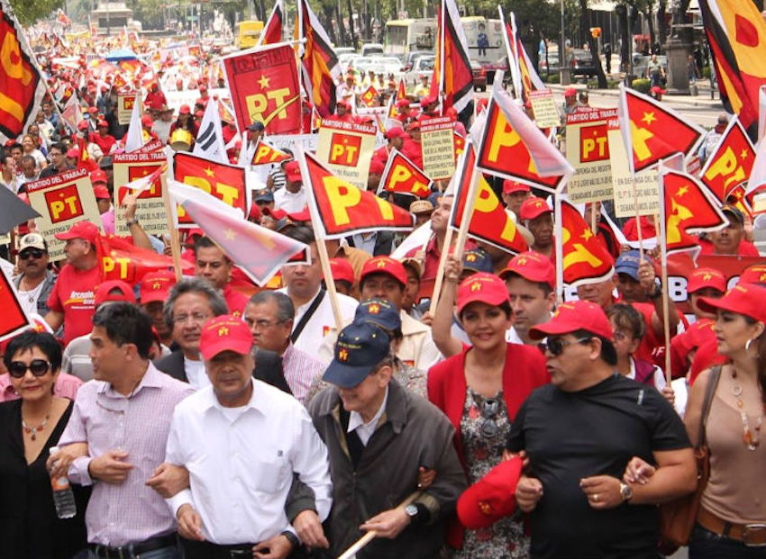 Manifestación con banderas PT