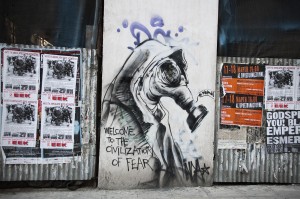 Un grafiti político en el barrio de Exarjia, bastión de la izquierda y los grupos anarquistas. Atenas. Diciembre de 2011. Fotografía de Andrés Mourenza.