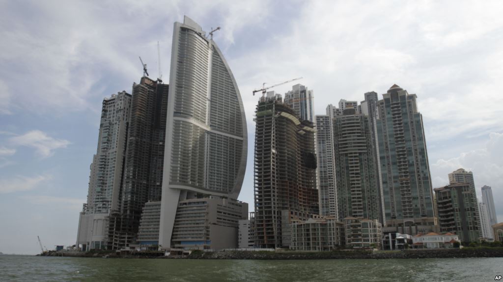 En esta foto tomada el 4 de julio de 2011, se muestra el Hotel Trump Ocean Club Internacional y la Torre, el tercer edificio de la izquierda, en la ciudad de Panamá.