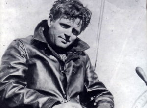 Jack London junto a un timón