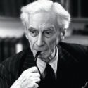 Bertrand Russell fumando en pipa