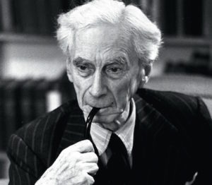 Bertrand Russell fumando en pipa