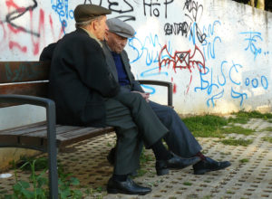 Ancianos preocupados por pensiones